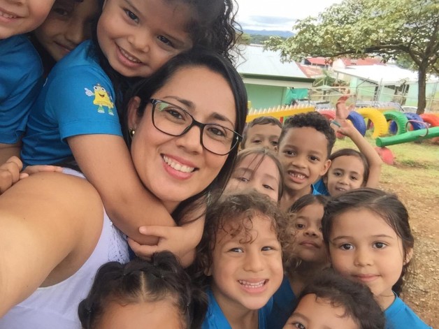 Mujer educadora: “sostén emocional” para la sociedad