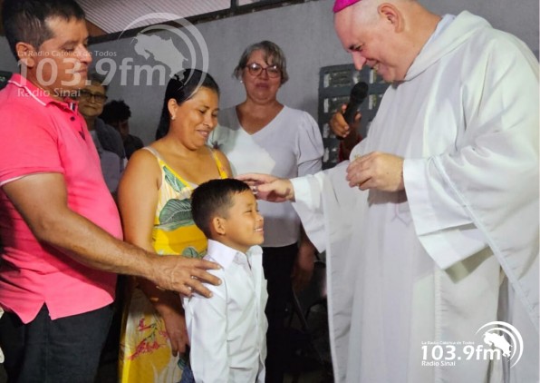 Jesús Eucaristía es adorado por ferviente pueblo en visita pastoral