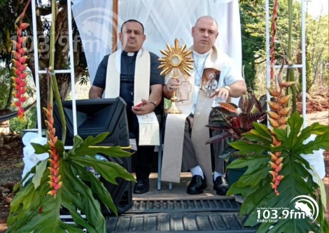 Mons. Juan Miguel lleva Jesús Eucaristía a las calles