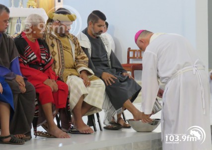 Católicos reciben tres legados en Jueves Santo