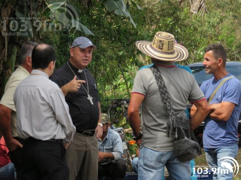 Campesinos y fieles se congregan junto al pastor para bendecir sus tierras y trabajos