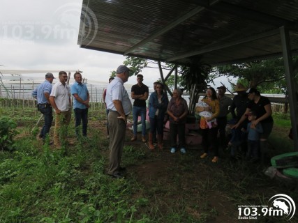 Productores del campo, alegres campesinos, comparten junto al Obispo en Fila Guinea