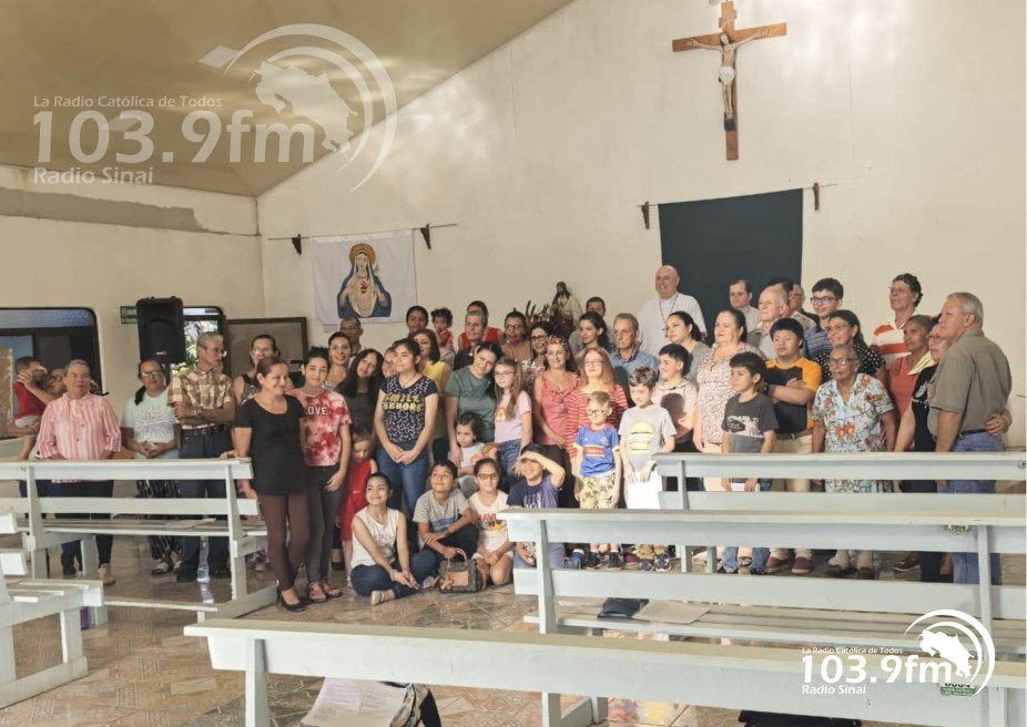 Obispo en Agua Buena visita centros educativas, capillas y policías