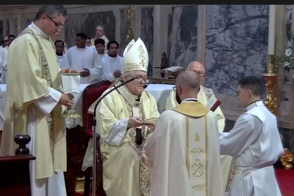 Joven pezeteño ordenado sacerdote en Portugal